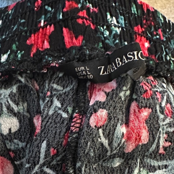 Zara Black and Red Floral Shorts - Picture 4 of 4
